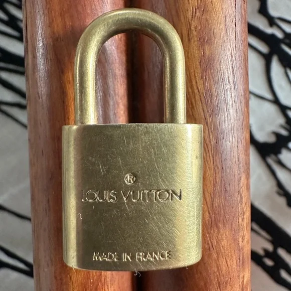 Louis Vuitton LV #321 Lock & Key set in great condition - Picture 5 of 9